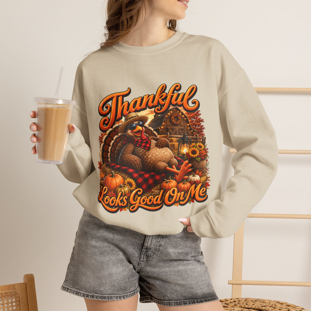 THANKFUL LOOKS GOOD ON ME Unisex Heavy Blend™ Crewneck Sweatshirt